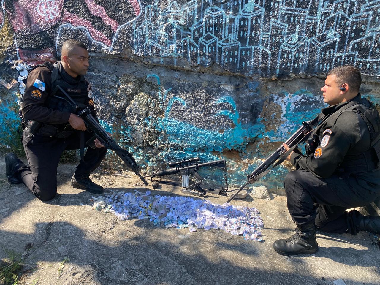 3º BPM prende traficantes e apreende fuzil e drogas durante operação no Morro do Urubu